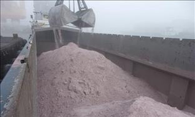 Grab discharging fluorspar from the hold of a bulk vessel