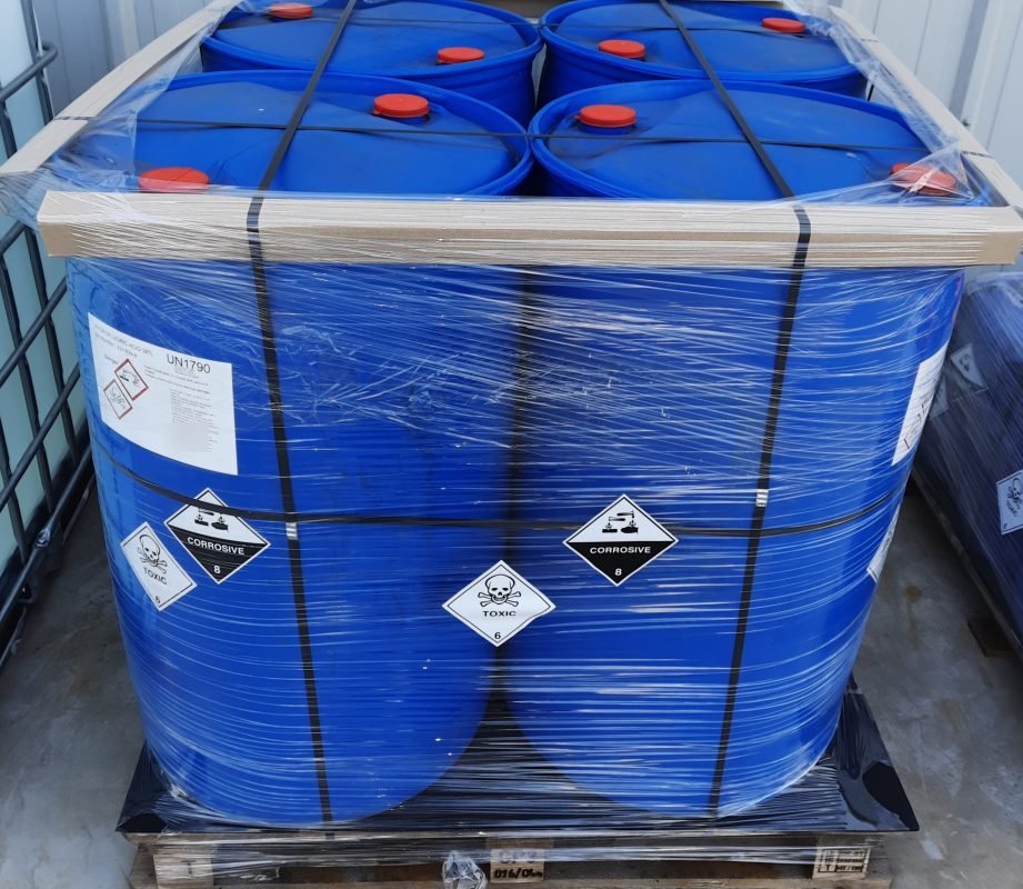 Palletized blue HDPE drums of hydrofluoric acid with UN1790 labels