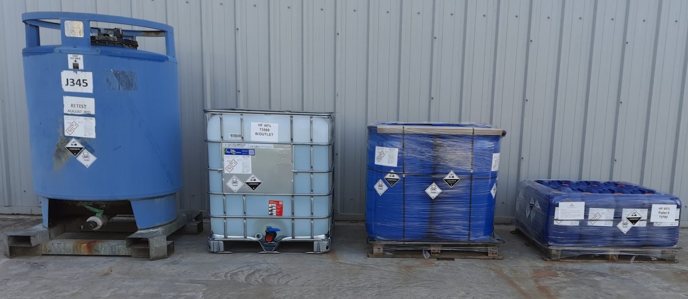 HF packaging range: bulk container, IBC, palletized 220 L drums and palletized cans, all UN1790 labeled